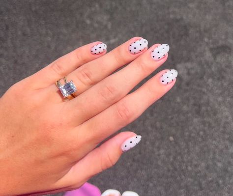 Short Concert Nails, White Nails With Color Tips, Black Short Acrylic Nails Square, White Dot Nails, Concert Nails, Polka Dot Nails, Dots Nails, Short Acrylic Nails, Black Nails