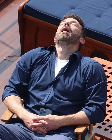 Ben Affleck Got a Little Tired on His Honeymoon Ben Affleck Memes Funny, Ben Affleck Paparazzi, Ben Affleck Meme, Ben Affleck Batman, Tired Funny, Tired Man, Paris Honeymoon, Batman Arkham City, Stay Awake