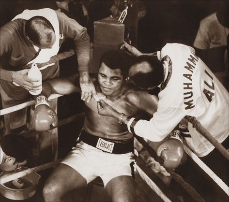 The most famous boxing corner in history, Wali “Blood” Muhammad and Drew “Bundini” Brown, at work on the Champ late in his first fight against Spinks in 1978. The 24-year-old Spinks had fought only seven fights in his career when he beat Ali. | 15 Rare Photos From Muhammad Ali's Personal Photographer American Boxer, Boxe Thai, Muhammed Ali, Boxing History, Mohammed Ali, World Heavyweight Championship, Boxing Champions, Muhammad Ali, Jolie Photo