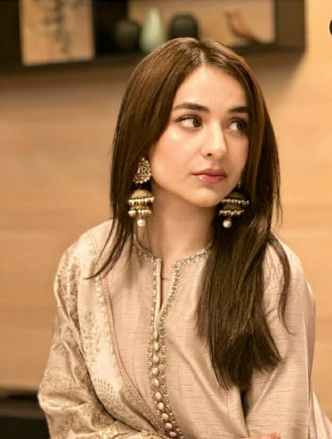 Yumna Zaidi, Girls Hairstyles Easy, Celebrity Fashion Looks, Special Occasion Hairstyles, Pakistani Fancy Dresses, Beautiful Pakistani Dresses, Salwar Kamiz, Dress Design Patterns, Simple Pakistani Dresses