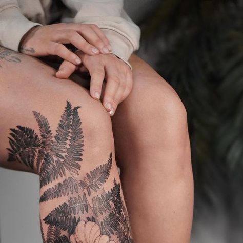 Knee Fern Tattoo, Fern Tattoo On Leg, Fern Leg Tattoos Women, Fern Tattoo Thigh, Fern Knee Tattoo, Fern Back Tattoo, Jewlery Tattoo, 2024 Tattoo, Amazing 3d Tattoos