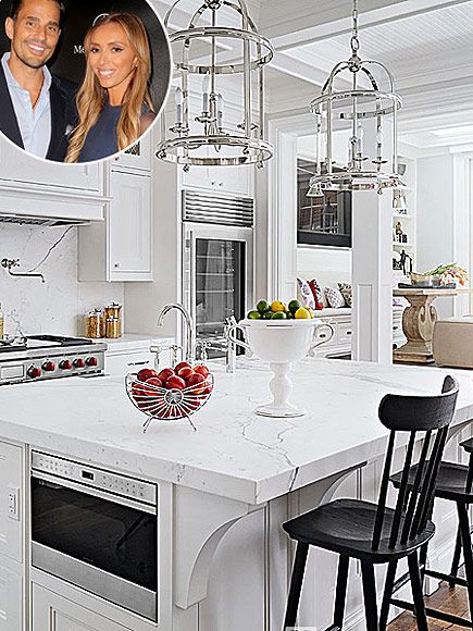 Prepare to be jealous! See where Kris Jenner, Amy Schumer, Rebecca Minkoff and more are cooking, baking and entertaining Beautiful Kitchens Luxury, Inside Celebrity Homes, Celebrity Kitchens, Glam Barbie, Jenner House, White Marble Kitchen, Marble Countertops Kitchen, Ultra Luxury, Fabulous Kitchens