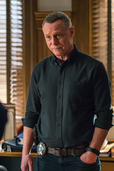 Image CHICAGO P.D. -- "Fighting Ghosts" Episode 801 -- Pictured: Jason Beghe as Frank Voight -- (Photo by: in Chicago PD - Episode 8.01 - Fighting Ghosts album Elias Koteas, Hank Voight, Jason Beghe, Chicago Justice, Tracy Spiridakos, Ghost Album, Jay Halstead, Jesse Lee, Chicago Family