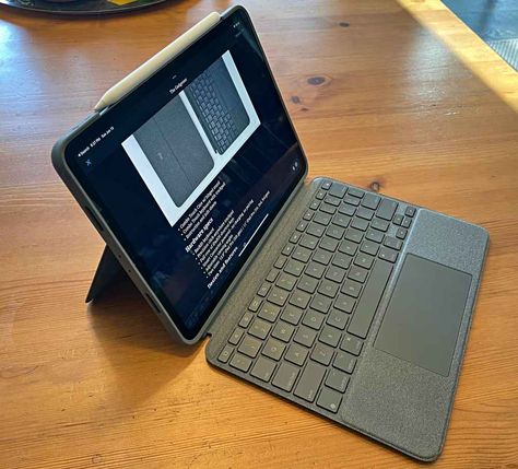 Ipad Keyboard Case Aesthetic, Logitech Keyboard Ipad, Ipad Case Keyboard, Ipad Keyboard Aesthetic, Ipad With Keyboard, Ipad Pro Keyboard, Aesthetic Electronics, Logitech Combo Touch, Tablet Aesthetic