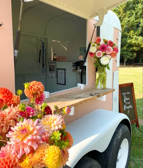 Flower Horse Trailer, Horse Trailer Flower Shop, Farmstand Ideas, Flower Trailer, Farm Market Ideas, Flower Trucks, Flower Van, Floral Stand, Flower Shop Design