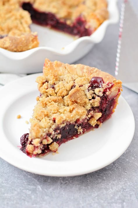 Blackberry Streusel Pie - The Baker Upstairs Peach Crumb Pie, Apple And Berry Crumble, Triple Berry Pie, Blackberry Crumble, Crumble Pie, Blackberry Pie, Berry Crumble, Pie Crumble, Good Pie