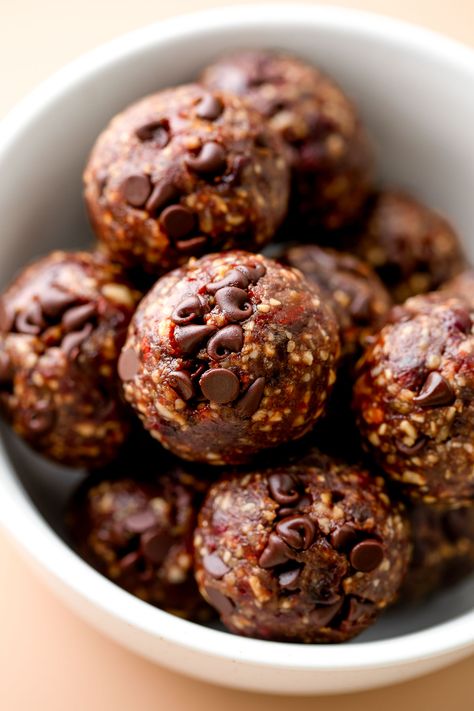 Satisfy your sweet tooth in just 15 minutes with these simple and delicious 6-ingredient Chocolate Cherry Date Balls. The flavors of the sweet dates with cherries and chocolate make this grab-and-go snack absolutely delicious! Mini Key Lime Pies, Date Balls, Bites Recipes, Tart Cherry Juice, Energy Ball Recipe, Pumpkin Chai, Snack Bars, Protein Balls, Bliss Balls