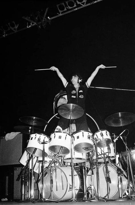 Keith Moon The Who Band, A Farewell To Kings, Keith Moon, England Fans, Behind Blue Eyes, Classic Rock Bands, Moon Wallpaper, Moon Photos, Music Pics