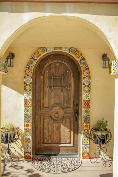 Mexican Tile Window Trim, Tiles Around Door Frame, Tiled Doorway, Arch Doorway Ideas, Tile Archway, Mexican Style Homes Exterior, Tiled Archway, Spanish Revival Exterior, Mexican Home Design