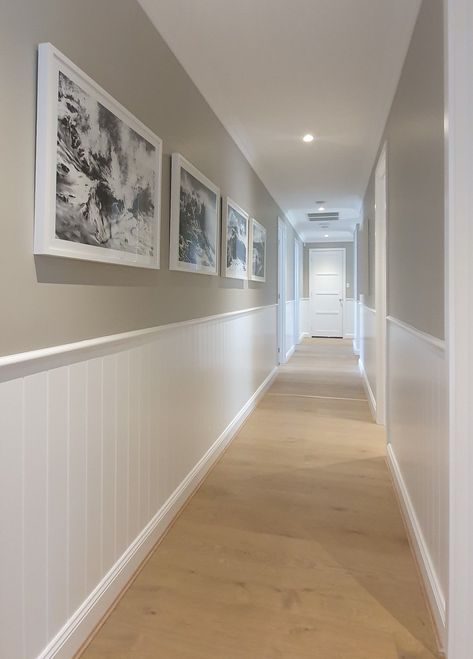 Lambriseringen Gang, Hallway Makeover, Home Inspo Living Room, Corridor Design, Narrow Hallway Decorating, Home Hall Design, Hallway Designs, Hallway Design, Long Hallway