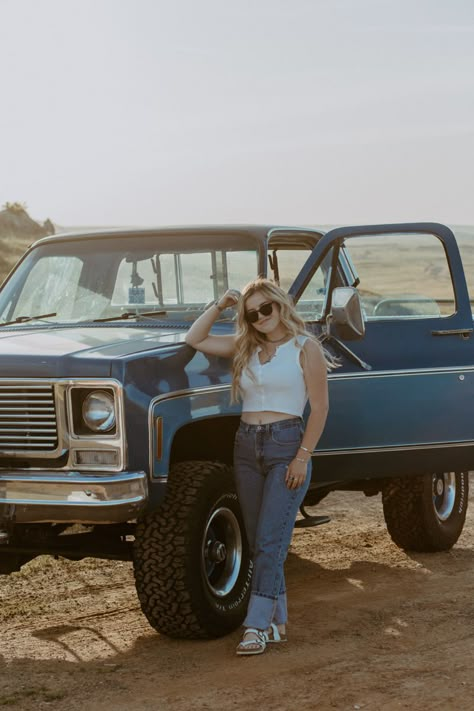 Senior Picture Ideas With Old Truck, Western Photoshoot Ideas With Truck, Cute Country Senior Picture Ideas, Senior Pictures With A Truck, Southern Photoshoot Ideas, Western Truck Photoshoot, Truck Poses Photo Ideas, Cute Western Senior Pictures, Pictures With Trucks Photo Ideas