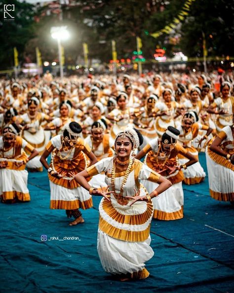 Onam Photography, Onam Festival Kerala, Kerala Dance, Food Dressing, South Indian Culture, About Kerala, Indian Dances, Bharatanatyam Poses, Onam Celebration