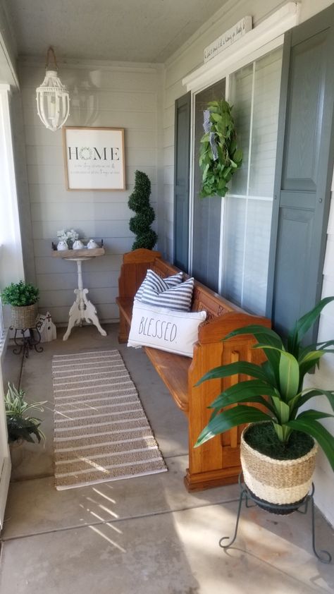 Enclosed Porch Ideas Front Entry Farmhouse, Benches On Front Porch, Pew On Front Porch, Corner Porch Decor, Front Porch Bench Decorating Ideas, Church Pew Front Porch, Porch Bench Decorating Ideas, Church Pew Ideas Repurposed, Front Porch Bench Ideas