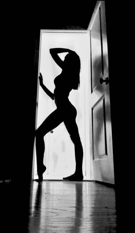 hot photoshoot posing ideas black and white aesthetic figure in doorway contrast Black And White Seductive, Posing In A Doorway, Doorway Poses Photography, Doorway Picture Poses, Photoshoot Ideas Seductive, Black And White Photography Aesthetic, Doorway Photoshoot, Boudier Pic Poses At Home, At Home Budior Photoshoot Ideas