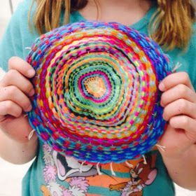 Circle Weaving, Weaving For Kids, 4th Grade Art, 5th Grade Art, 3rd Grade Art, Classroom Art Projects, Art Curriculum, Elementary Art Projects, Textile Crafts