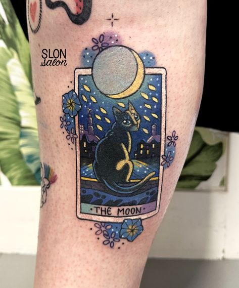 Cat Moon Tattoo Traditional, Color Tarot Card Tattoo, The Moon Tarot Card Tattoo, Bea Tattoo, Tarot Card Tattoo Design, Tarot Cards Tattoo, Card Tattoos, Moon Tarot Card, Tarot Card Tattoo