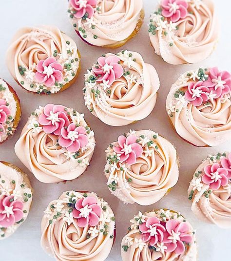 Fancy Cupcakes Wedding, Fancy Christmas Cupcakes, Wedding Cupcake Designs, Elegant Cupcake Designs, Deco Cupcake, Cupcake Piping, Elegant Cupcakes, Fancy Cupcakes, Cupcake Decorating Tips