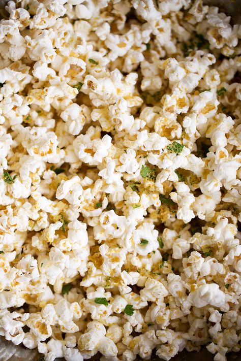 Cheesy Garlic Parmesan Popcorn - Cooking with Cocktail Rings Garlic Parmesan Popcorn, Garlic Popcorn, Parmesan Popcorn, Popcorn Balls Recipe, Popcorn Toppings, Cheese Popcorn, Popcorn Balls, Popcorn Seasoning, Garlic Chives