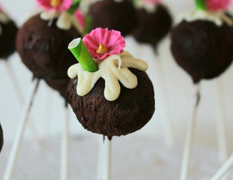 Hawaiian Cakesicles, Coconut Theme Party, Hawaiian Theme Party Food, Hawaiian Cake Pops, Coconut Cake Pops, Coconut Party, Wedding Cake Balls, Hawaii Birthday, Havana Party