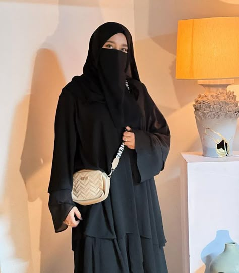 Abaya Pics Ideas, Black Abaya Outfit Ideas, Abaya Girl Aesthetic, Niqab Photography, Hijabi Aesthetic Outfits, Simple Dress Casual, Black Hijab, Celebrating Diversity, Hijab Abaya