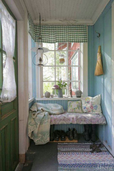 I love this cute little Entry Way. I may have to do something like this in my little Tiny House. Casa Country, Casa Vintage, 아파트 인테리어, Pretty Room, Dream House Interior, House Room, Dream Rooms, Pretty House, Dream House Decor