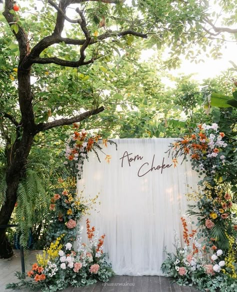 Intimate Wedding Decor Indoor, Photobooth Wedding Backdrop, Dekor Lamaran, Backdrops Wedding, Photobooth Wedding, Wedding Reception Lighting, Wedding Hall Decorations, Wedding Stage Decor, March Wedding