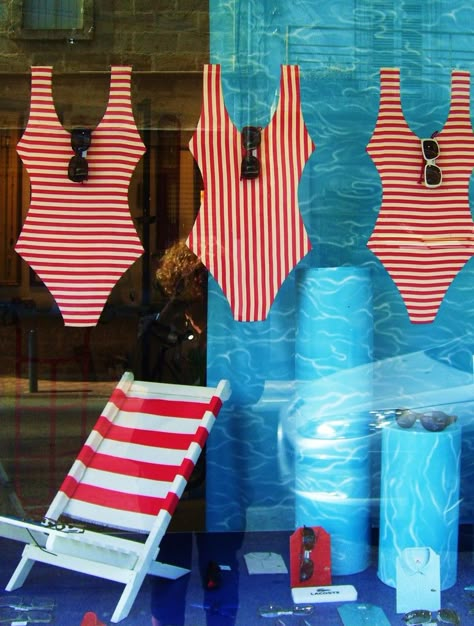 Replace swim suits with airy, fresh Summer looking frames Summer Window Display, Window Display Retail, Eyewear Display, Decoration Vitrine, Summer Window, Store Window Display, Visual Merchandising Displays, Store Window Displays, Window Display Design