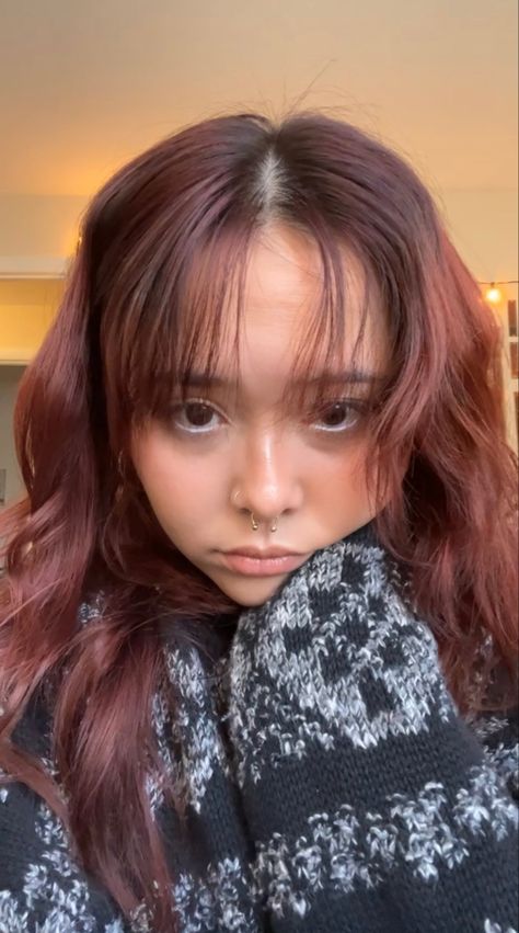 Bangs, hair, hair inspo, red hair, wispy bangs, curtain bangs, summer hair, hair color ideas, selfie, selfie inspo Brown Hair With Red Bangs, Burgundy Hair With Wispy Bangs, Red Bangs Brown Hair, Dark Red Hair With Wispy Bangs, Hair Wispy Bangs, Hair Inspo Red, Red Hair Bangs Aesthetic, Bangs Curtain, Cherry Cola Hair