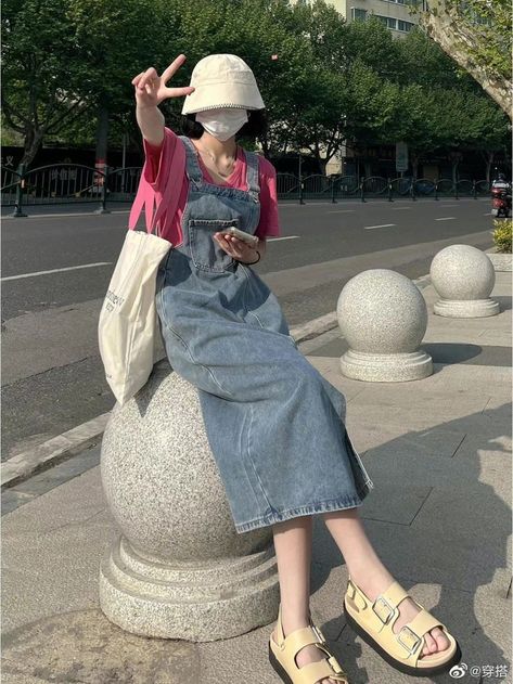 Jumper Skirt Outfit Denim Korean, Dungaree Skirt Outfit, Korean Sandals Outfit, Overalls Skirt Outfit, Skirt Overalls Outfit, Overall Skirt Outfit, Korean Skirt Outfits, Aesthetic Korean Fashion, Denim Dungaree Dress