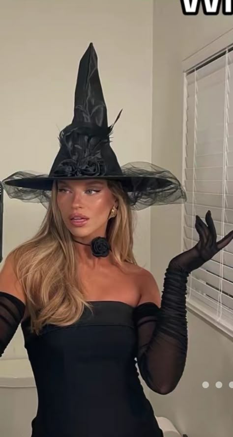 Blonde Witch Costume, Simple Witch Makeup Ideas, Glam Witch Costume, Kendall Jenner Witch Costume, Kendall Jenner Witch, Witch Makeup Aesthetic, Witch Aesthetic Costume, Witch Halloween Costume Aesthetic, Witch Costume Makeup