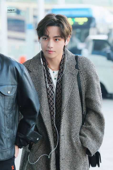 V Smile, Bts Airport, Airport Look, Taehyung Photoshoot, Taehyung Wallpaper, Winter Bear, Taehyung Funny, Bts Kim Taehyung, Bts Cute