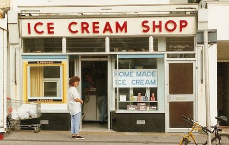 Old Shop Sign, Vintage Shop Design, Shop Front Signs, Gelato Shop, Retro Shop, Coffee Shop Design, Shop Fronts, Cafe Interior Design, Old Signs