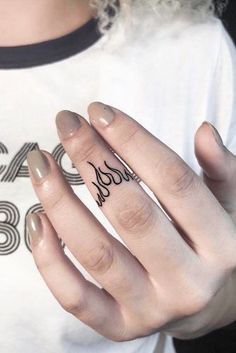 Llamas de fuego - Tatuajes para Mujeres Cool Finger Tattoos, Instagram Tattoos, Citate Harry Potter, Tato Henna, Finger Tattoo For Women, Arte Doodle, Finger Tattoo Designs, Sharpie Tattoos, Hand Tattoos For Women