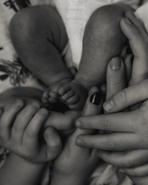 Welcome to the family little one 🤍 | NEWBORN SESSION | #shyannerusherart #photo #canonphotography #newborn #photographer #quadcities #iowaphotographer #newbornphotography #familyphotography #siblings #siblingphotography #lifestylephotography #inhomenewbornsession Newborn Picture With Siblings, Newborn Photos With Siblings, Sibling Photography Newborn, Photography Hobby, Newborn Family Photos, Sibling Photography, Newborn Pics, Newborn Baby Photoshoot, Older Siblings