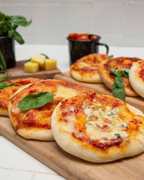 PIZZAS INDIVIDUALES RELLENAS Queso Pizza, Individual Pizzas, Food Buffet, Party Food Buffet, Mini Pizzas, Mini Pizza, Buffet Food, Party Food, Pizza