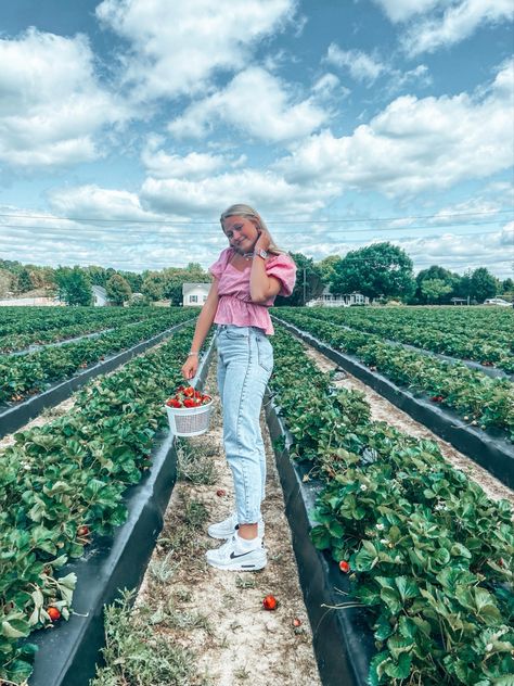 Outfits For Strawberry Picking, Strawberry Picking Outfit Aesthetic, Strawberry Picking Photoshoot, Berry Picking Outfit, Berry Photoshoot, Strawberry Picking Aesthetic, Strawberry Picking Pictures, Strawberry Picking Outfit, Aesthetic Strawberry