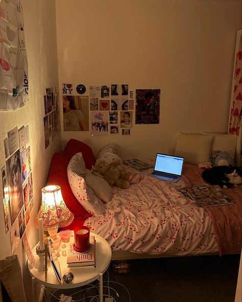 Red Themed Bedroom, Cosy Room, Dekorasi Kamar Tidur, Room Deco, Pretty Room, Dreamy Room, Room Redo, Downtown Girl, Room Planning