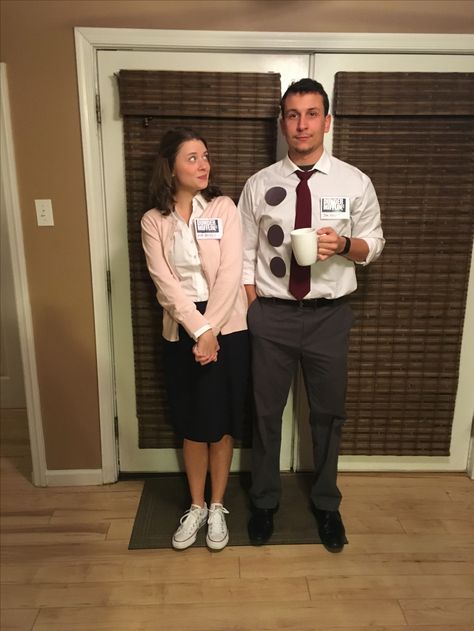 "The Office" Halloween Costume- Jim and Pam Couple The Office Costumes, Office Themed Party, Girl Group Halloween Costumes, Office Halloween Costumes, Halloween Costumes For Work, Office Halloween, Halloween Office, Themed Halloween Costumes, Couples Halloween Outfits