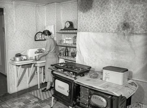 1930s Farmhouse, 1930s Kitchen, Aga Stove, Vintage Photo Prints, Old Fashioned Kitchen, Old Kitchen, Old Farmhouse, Vintage Life, Vintage Pictures