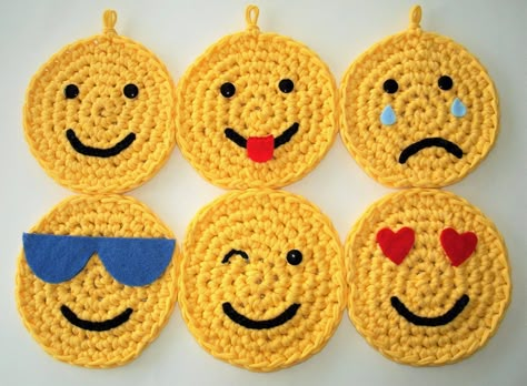 Crochet Emojis, Crochet Coaster Pattern, Pola Kristik, Haken Baby, Crochet Bookmarks, Crochet Applique, T Shirt Yarn, Crochet Coasters, Crochet Motif