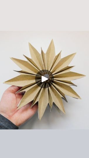 Toilet Paper Roll Star Ornament, Christmas Star Diy, Reuse Toilet Paper Rolls, Toilet Paper Roll Christmas, Paper Roll Christmas, Toilet Roll Art, Diy Christmas Star, Toilet Paper Roll Art, Easy Christmas Ornaments