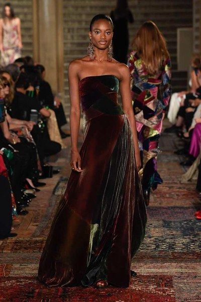 See the full Fall 2018 collection from Ralph Lauren. Ralph Lauren Spring Summer, Ralph Lauren Fall, Silver Gown, Designer Ralph Lauren, Clothes Art, Estilo Chic, Dresses Classy, Fantasy Dress, Fashion Couture