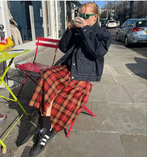 Tartan Maxi Skirt Outfit, Tartan Maxi Skirt, Maxi Plaid Skirt, Plade Skirt Outfit Fall, Maxi Plaid Skirt Outfit, Check Skirt Outfit Winter, Long Tartan Skirt Outfit, Kilt Outfits Women, Plaid Maxi Skirt Outfit