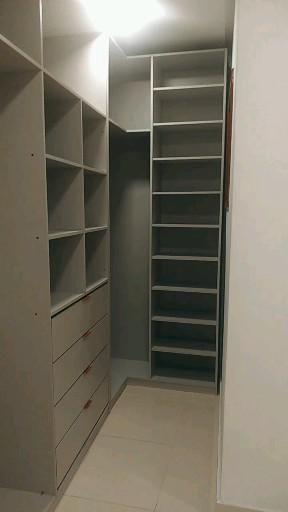 Small Walking Wardrobe Ideas, Walk In Closet Design Narrow, Walking Closet Small Bedrooms, Small Narrow Closet Design, Very Small Dressing Room Ideas, Narrow Walk In Closet Measurements, Triangle Wardrobe Design, Small Walk In Closets Ideas Layout, 4x8 Walk In Closet Layout