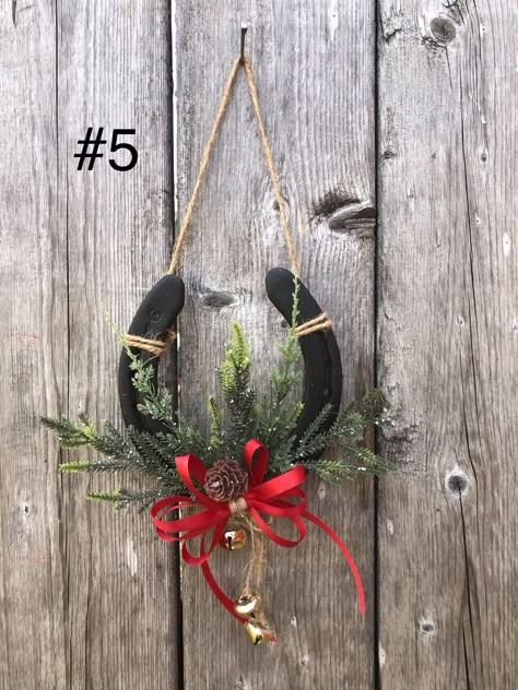 Ideas With Horse Shoes, Horseshoe Crafts Christmas, Horse Shoe Ornament, Horse Shoe Ornaments, Horse Shoe Christmas Ornaments, Horse Shoe Christmas Tree Ideas, Horse Show Crafts, Horse Shoe Decor Ideas, Christmas Horse Shoe Crafts