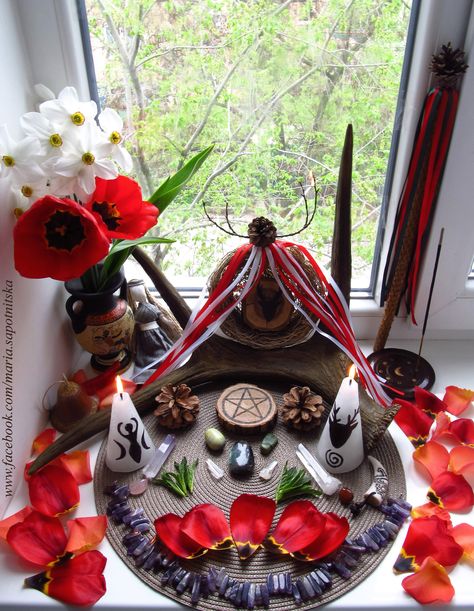 Beltane altar - Pinned by The Mystic's Emporium on Etsy Beltane Altar, Elemento Terra, Sacred Space Altar, Wiccan Sabbats, Walpurgis Night, Fire Festival, Magia Das Ervas, Witches Altar, Wiccan Altar