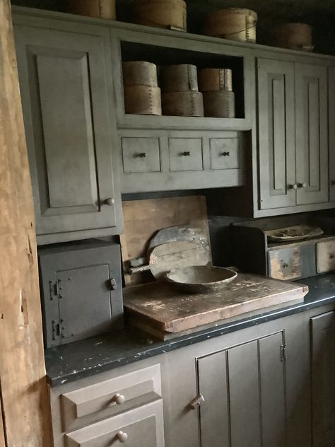 Primitive Kitchen Ideas, Primitive Colonial Kitchen, Primitive Kitchen Cabinets, Colonial Kitchens, Primitive Kitchens, Colonial Kitchen, Colonial Homes, Cabin Kitchen, Wood Walls