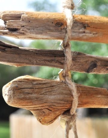 She didn’t want to drill holes, so she threaded the jute strands through small hex nuts between each wood piece. Ideas With Shells, Driftwood Project, Driftwood Wind Chimes, Driftwood Candle Holders Diy, Wind Chime Diy, Driftwood Wind Chime, Driftwood Garland, Carillons Diy, Tre Kunst