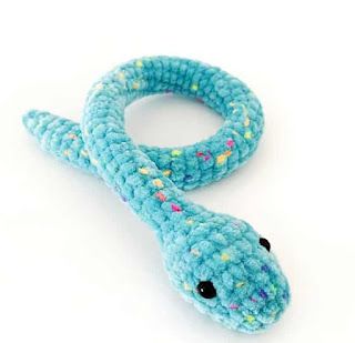 PATRONES AMIGURUMI GRATIS: PATRON GRATIS SERPIENTE AMIGURUMI 70194 🐍 Whimsical Animals, Traditional Japanese Art, Blue Mermaid, Sparks Joy, Basic Crochet Stitches, Christmas Penguin, Cute Penguins, Cute Frogs, Create Something