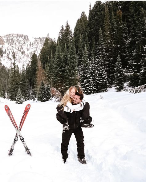 Have you ever had professional photos taken while on vacation? I sure haven’t! Well you know besides at major tourist attractions and roller coaster rides 😂 After seeing how flippin’ cute this couple was during their snowy ski resort session, I keep thinking why haven’t I done this before?! Let’s be honest, you’re already in better spirits than at home, have all your cutest/curated outfits with you and ready to do things out of the norm. Vacay is the perfect time for a professional photo s... Engagement Photos Skiing, Snowboarding Engagement Photos, Couples Skiing Pictures, Skiing Engagement Photos, Ski Engagement Photos, Couple Skiing Pictures, Snow Couple Photoshoot, Ski Engagement, Snowboarding Couple